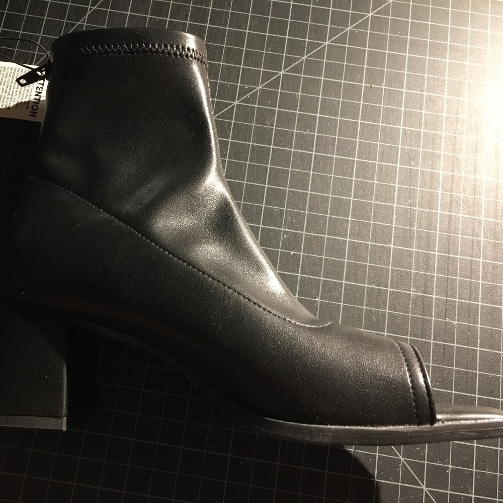 NEW Gu (sister brand Uniqlo) black open toe boots - M